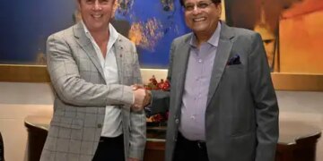 Piyush Goyal welcomes Todd McClay before the free trade agreement between India and New Zealand