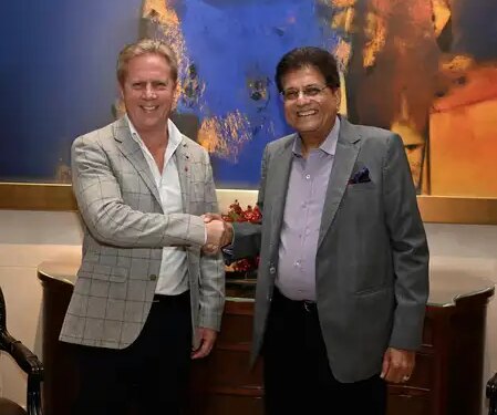 Piyush Goyal welcomes Todd McClay before the free trade agreement between India and New Zealand