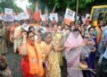 Political uproar in Delhi! Demonstration of BJP women workers outside Rahul Gandhi's residence, video of burning effigy goes viral