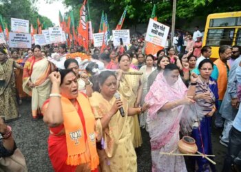 Political uproar in Delhi! Demonstration of BJP women workers outside Rahul Gandhi's residence, video of burning effigy goes viral