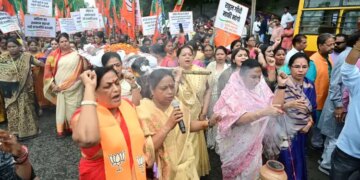 Political uproar in Delhi! Demonstration of BJP women workers outside Rahul Gandhi's residence, video of burning effigy goes viral
