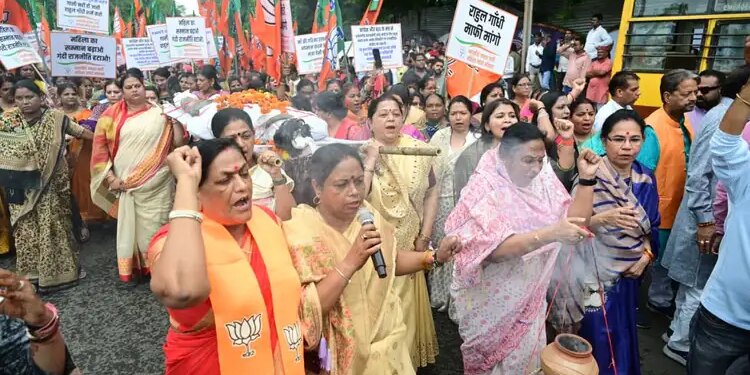 Political uproar in Delhi! Demonstration of BJP women workers outside Rahul Gandhi's residence, video of burning effigy goes viral