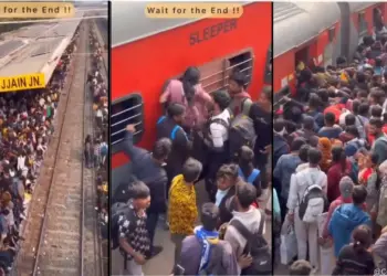 Question on Railways: Video of crowd entering through emergency window of sleeper coach goes viral, users say - remove the gate itself