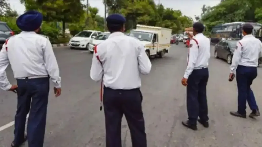 Read this news before entering UP by car! Challan of Rs 15 thousand will be issued for these vehicles, know the new rule
