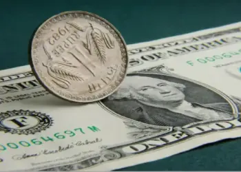 Rupee Strong: Rupee strengthened against dollar due to RBI's strategy, know how much the price reached?