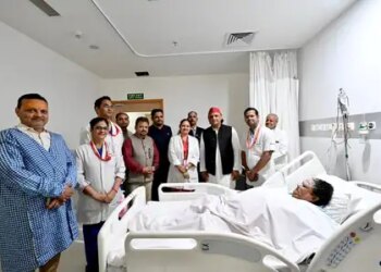 SP President himself reached the hospital to meet the BJP MLA who got burnt while burning the effigy of Akhilesh Yadav.