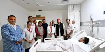 SP President himself reached the hospital to meet the BJP MLA who got burnt while burning the effigy of Akhilesh Yadav.