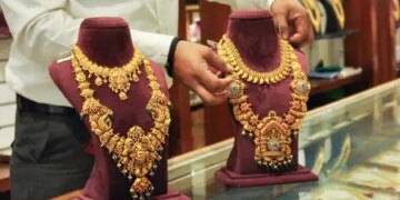 Selling in gold and silver due to strong dollar, prices fell by 2 percent