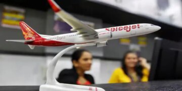 Stir in aviation sector! SpiceJet preparing to lay off 20% employees, only 13 planes left