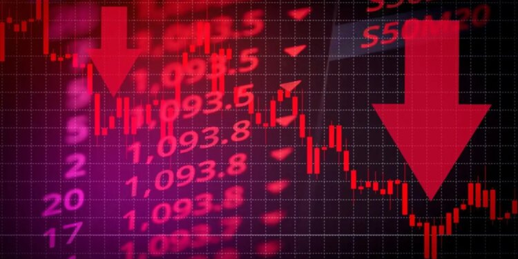 Stock Market Closing: Investors sold before the long weekend, Sensex down 580 points, Nifty closed below 24,000.