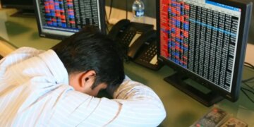 Stock Market Crash: The market had jumped yesterday and fell today, Sensex down 900 points.