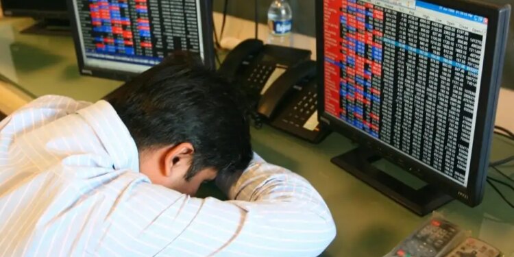 Stock Market Crash: The market had jumped yesterday and fell today, Sensex down 900 points.