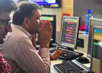 Stock Market Opening: Market under heavy pressure, BSE Sensex fell 385 points, Nifty 50 slipped below 22,600.