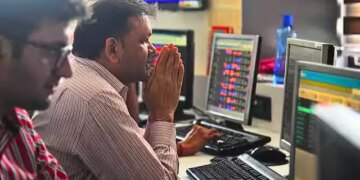 Stock Market Opening: Market under heavy pressure, BSE Sensex fell 385 points, Nifty 50 slipped below 22,600.