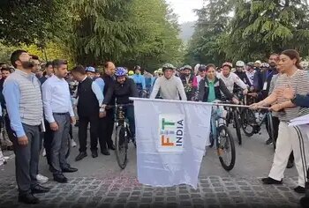श्रीनगर में डल झील किनारे
