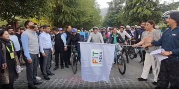 श्रीनगर में डल झील किनारे