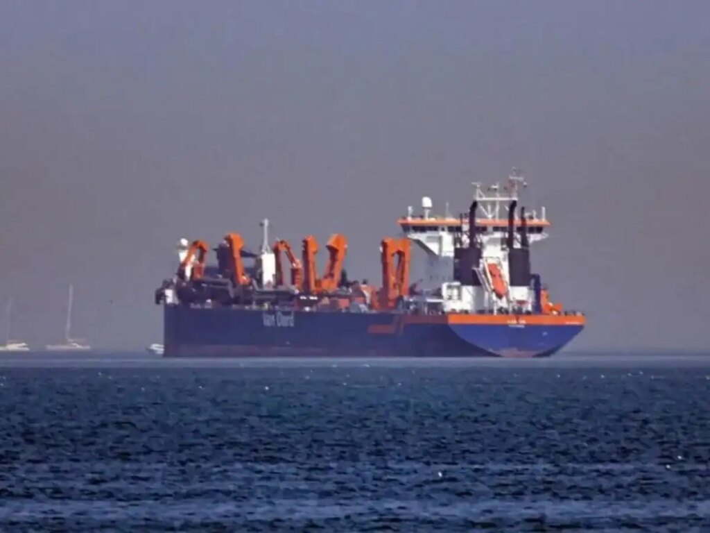 Tension at its peak in Strait of Hormuz, two Indian oil ships made U-turn amid shelling