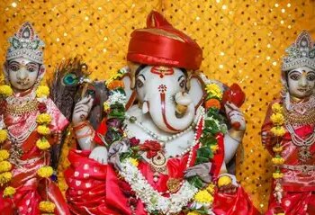 The amazing ancient Ganesh temple of destroyer of obstacles is located in Jhansi.