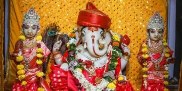 The amazing ancient Ganesh temple of destroyer of obstacles is located in Jhansi.