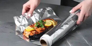 The habit of keeping food wrapped in newspaper or foil can become a big danger, it can be fatal for health.