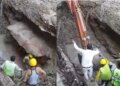 There was a commotion during the digging, the worker got buried in the pit as soon as the earthen rock fell, VIDEO goes viral