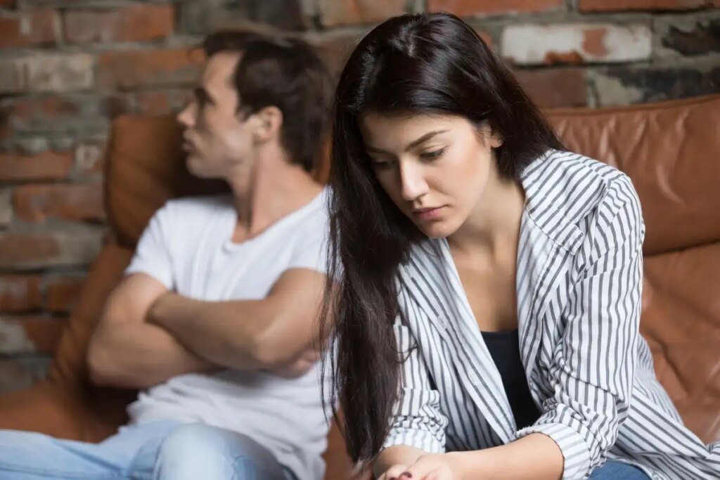 These 4 mistakes create a rift in relationships, it can be difficult to talk to your partner about such things.
