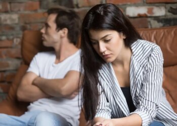These 4 mistakes create a rift in relationships, it can be difficult to talk to your partner about such things.