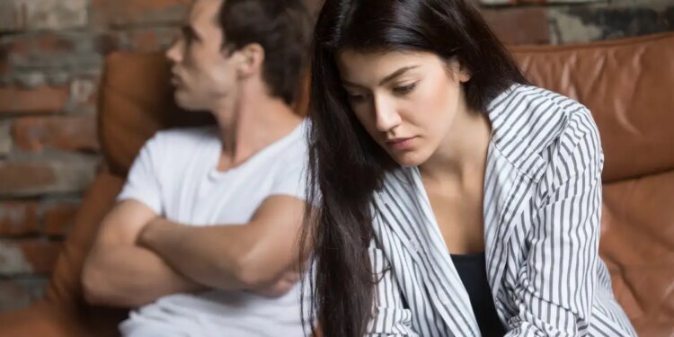 These 4 mistakes create a rift in relationships, it can be difficult to talk to your partner about such things.