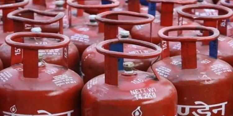 Today's LPG rate: Change in the prices of 19 kg commercial cylinder, know the latest rates of domestic gas cylinder.