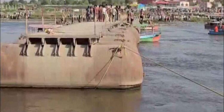 Tragic accident in Mathura: Boat collides with pontoon bridge in Yamuna, 10 people died