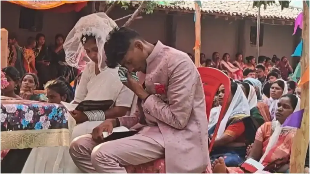 Unique wedding in Chhattisgarh: Bride leads the wedding procession, emotional atmosphere at groom's farewell