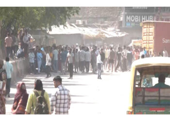 Uttar Pradesh: Despite salary hike, workers create ruckus in Noida, police deployed, 300+ arrested