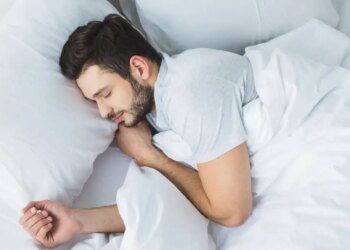 Vastu Tips: Are you troubled by financial constraints? By keeping this thing under the pillow while sleeping, you will become rich.