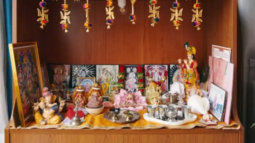 Vastu Tips: Gods and Goddesses reside in this direction of the house, but keeping 3 wrong things can spoil the luck, know the complete information.