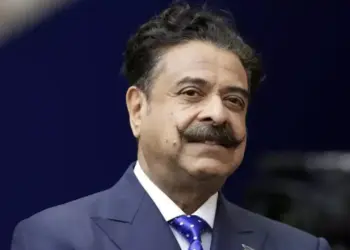 Who is the richest person of Pakistan, what is his net worth and how big is the difference from Mukesh Ambani?