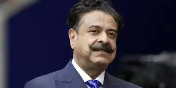 Who is the richest person of Pakistan, what is his net worth and how big is the difference from Mukesh Ambani?