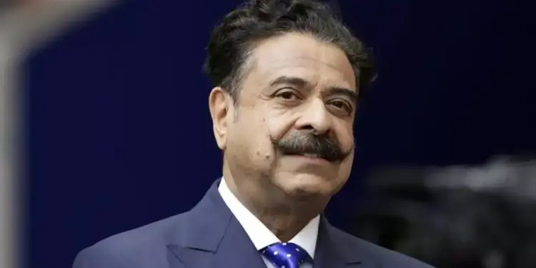 Who is the richest person of Pakistan, what is his net worth and how big is the difference from Mukesh Ambani?