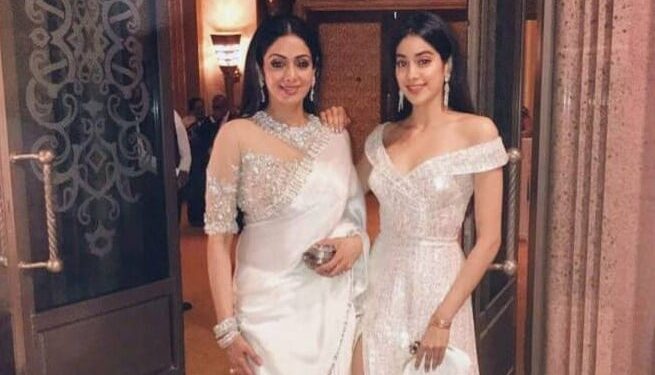 ≡ 10 Bollywood Actresses Who Are Attractive Carbon Copies of Their Mothers 》 Her Beauty