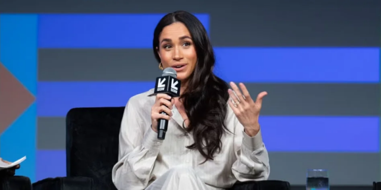 ≡ From wedding gown to baggy dress – Meghan Markle's strangest looks ➤ Brain Berries