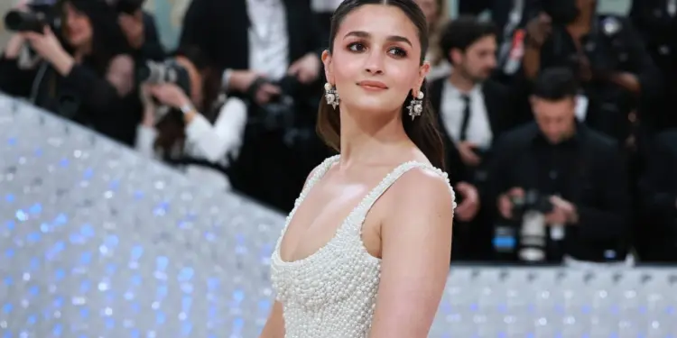 ≡ Not only Alia Bhatt, these actresses were also thrown out of films overnight, the truth hidden in the rumour. 》Her Beauty