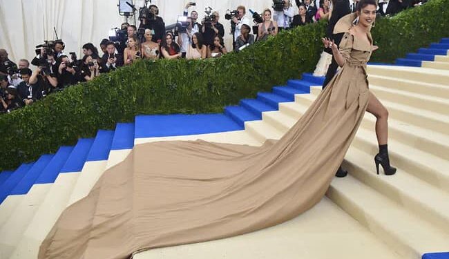 ≡ Outfits on the red carpet that surprised everyone! ➤ Brain Berries