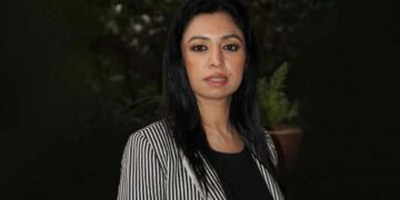 ≡ People were surprised to see the beauty of Rajat Sharma's wife Ritu Sharma, she likes to live in simplicity ➤ Brain Berries