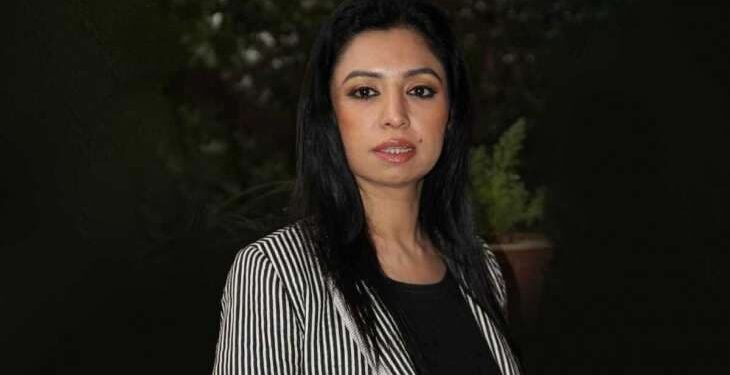 ≡ People were surprised to see the beauty of Rajat Sharma's wife Ritu Sharma, she likes to live in simplicity ➤ Brain Berries