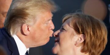 ≡ When etiquette becomes strange in politics! ➤ Brain Berries