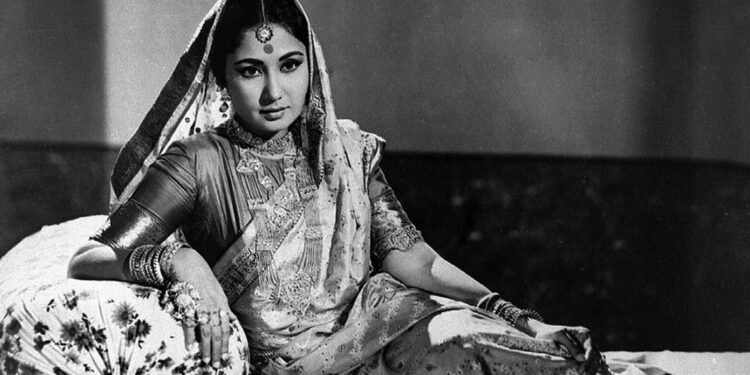 ≡ Why did Meena Kumari hand over her bungalow to Mumtaz before her death? A painful and heart touching truth 》 Her Beauty