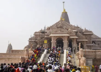 Along with the harsh sunlight, administrative restrictions are also troubling the devotees, barricading in front of the main entrance of Ram temple is causing problems.