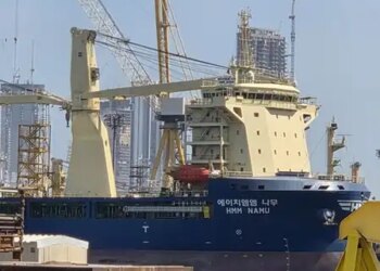 A fire broke out in a South Korean ship passing through Hormuz, a seven-member team is investigating the cause.