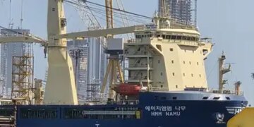 A fire broke out in a South Korean ship passing through Hormuz, a seven-member team is investigating the cause.