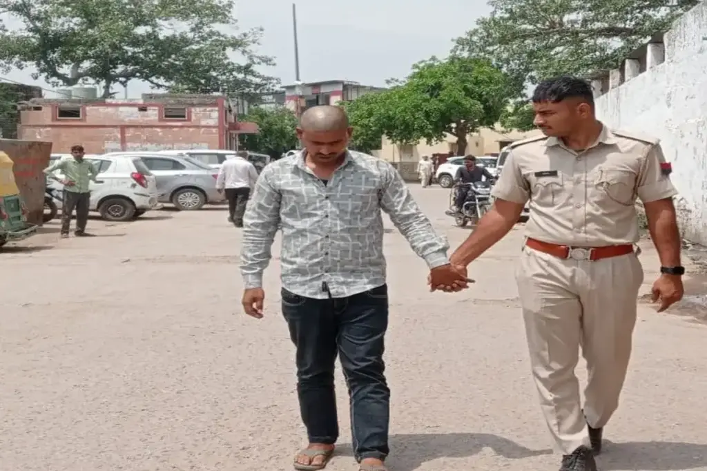 Accused arrested in case of firing on girl outside her house, police engaged in investigation