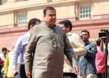 After PM Modi's appeal, Nitin Gadkari set out on a bus journey, said - 'Saving petrol and diesel is the need of the hour'